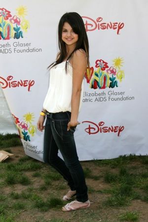 selena-gomez-charity-4-nc.jpg